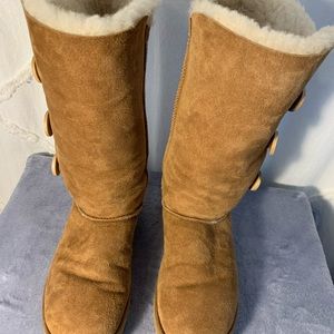 UGG Bailey Button, chestnut brown, size 10.